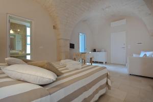 1 dormitorio con 1 cama grande en una habitación en Masserie Maresca, en Ostuni