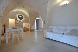 a living room with a white couch and a table at Masserie Maresca in Ostuni