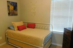 - une chambre avec un lit et 2 oreillers dans l'établissement St Augustine Casita!, à Saint Augustine