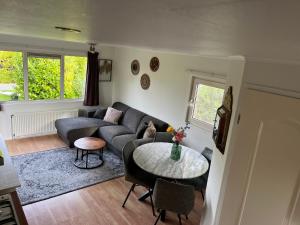 Gallery image of Rustig chalet 4 personen op recreatiepark de Friese Wadden Tzummarum buitenzwembad aanwezig op het park in Tzummarum