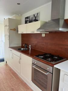 Gallery image of Rustig chalet 4 personen op recreatiepark de Friese Wadden Tzummarum buitenzwembad aanwezig op het park in Tzummarum