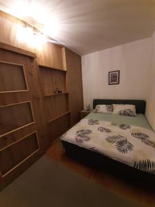 מיטה או מיטות בחדר ב-Apartman Panic