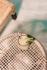 una planta sentada sobre una mesa en Mero Hotel Boutique en Barra Grande