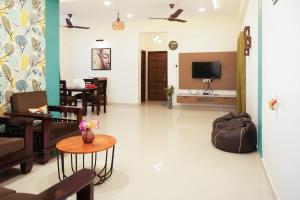 un soggiorno con un divano e un tavolo di Lovely 2 BHK house Near US Embassy at Gachibowli a Hyderabad