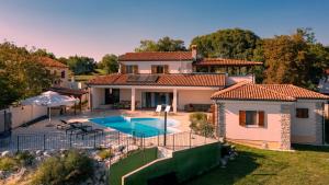 una vista aérea de una casa con piscina en Villa Arton heated swimming-pool, en Žminj