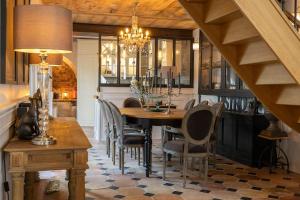 a dining room with a table and chairs at La Martinoise Patio in Saint-Martin-de-Ré