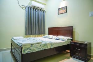 una piccola camera da letto con un letto e una finestra di Lovely 2 BHK house Near US Embassy at Gachibowli a Hyderabad