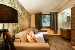 ein Wohnzimmer mit einem Sofa und einem Waschbecken in der Unterkunft Chalet Green Park in Stará Lesná