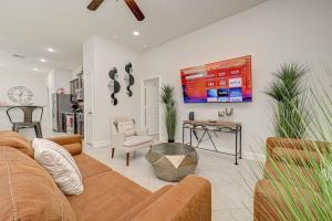 uma sala de estar com um sofá e uma mesa em IAH-Houston Hideaway - Free Parking, WiFi, Sleeps 10 em Humble