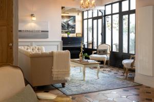 a living room with a couch and a table at La Martinoise Patio in Saint-Martin-de-Ré
