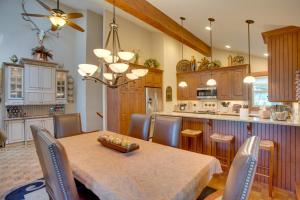 uma cozinha e sala de jantar com mesa e cadeiras em Avon Duplex about 6 Mi to Beaver Creek Resort! em Avon