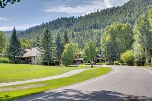 uma estrada que leva a uma casa nas montanhas em Avon Duplex about 6 Mi to Beaver Creek Resort! em Avon