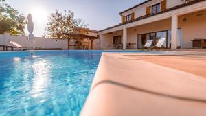Bazén v ubytovaní Villa Arton heated swimming-pool alebo v jeho blízkosti