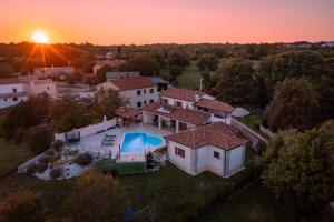 Bazén v ubytovaní Villa Arton heated swimming-pool alebo v jeho blízkosti