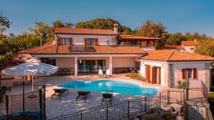 Bazén v ubytovaní Villa Arton heated swimming-pool alebo v jeho blízkosti