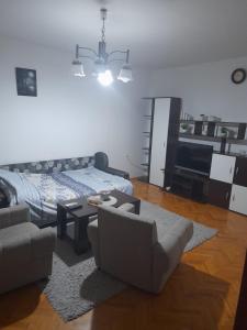 - un salon avec un lit et un canapé dans l'établissement Devetka, à Pirot
