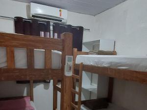Cette petite chambre comprend deux lits superposés et un radiateur. dans l'établissement Casa temporada Araçoiaba, 