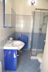 een badkamer met een wastafel en een douche bij B&B Le Rose in Olbia