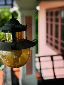 un primer plano de una lámpara frente a una casa en OCEAN PEARL RESIDENCY, en Kochi