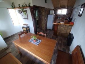 una vista aérea de una cocina y una mesa en una habitación en Cabañas Epuyen en Trevelín