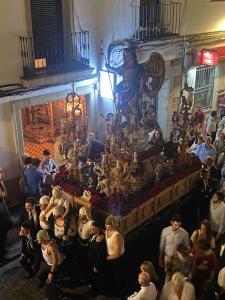 Une foule de gens se tenant autour d'un autel dans une pièce dans l'établissement Casa PALIANI, à Cordoue 65 autres photos