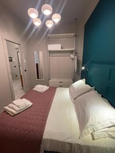 ein Schlafzimmer mit einem Bett mit zwei Handtüchern darauf in der Unterkunft CasaBolla in Genua