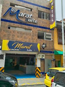 Znak na przedniej części budynku Marriott w obiekcie Hotel Marat suite w mieście Medellín
