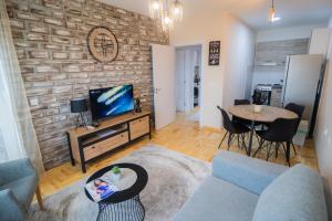TV i/ili multimedijalni sistem u objektu Apartman Iris