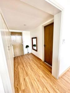 pusty pokój z drewnianą podłogą i drzwiami w obiekcie Casa Soraya w Dubaju