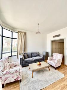 Sala de estar con 2 sofás y mesa en Casa Soraya en Dubái