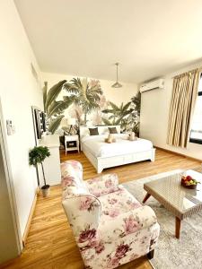 - un salon avec un lit et un canapé dans l'établissement Casa Soraya, à Dubaï