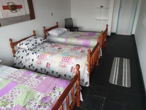 um grupo de camas num quarto com em Pousada do Goiano em Cabo Frio