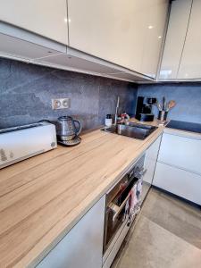 Η κουζίνα ή μικρή κουζίνα στο Cozy snowflakes +21 φωτογραφίες