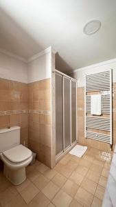 uma casa de banho com um WC e um chuveiro em Casa Baronia La Cerdanya em Puigcerdà