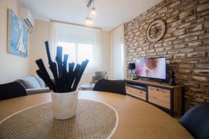 TV i/ili multimedijalni sistem u objektu Apartman Iris