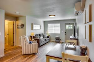 - un salon avec un canapé et une table dans l'établissement Well-Equipped Buckley Apartment 24 Mi to Tacoma!, à Buckley