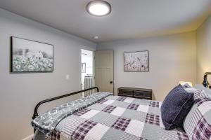 - une chambre avec un lit et une couverture en damier dans l'établissement Well-Equipped Buckley Apartment 24 Mi to Tacoma!, à Buckley