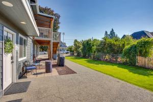 une terrasse couverte avec des chaises et une cour dans l'établissement Well-Equipped Buckley Apartment 24 Mi to Tacoma!, à Buckley