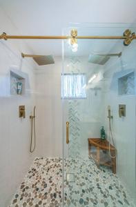 y baño con ducha y puerta de cristal. en Beautiful Beach Home en Clearwater Beach
