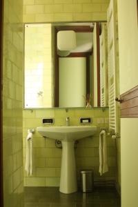 y baño con lavabo y espejo. en Villa Inella, en Oggiono