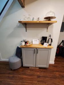 uma cozinha com um balcão e uma cadeira num quarto em The Cozy Caribou - Frontier Village em North Pole