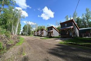 uma fila de casas à beira de uma estrada em The Cozy Caribou - Frontier Village em North Pole