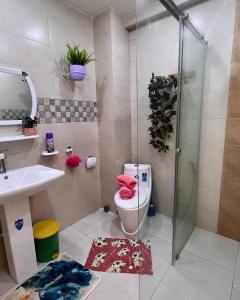 y baño con ducha, aseo y lavamanos. en GOLF LOFT( BLUE S 78 ), en Argel