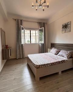 1 dormitorio con cama y ventana en GOLF LOFT( BLUE S 78 ), en Argel