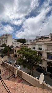 vistas a una ciudad con edificios y una calle en GOLF LOFT( BLUE S 78 ), en Argel