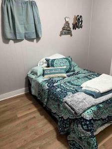sypialnia z łóżkiem i drewnianą podłogą w obiekcie Cabin w mieście Mathias