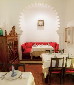 Uma área de estar em Hotel Blanco Riad