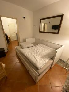 uma cama num quarto com um espelho na parede em Apartment mit Terrasse iP-TV Stellplatz em Krefeld