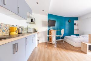 a kitchen and living room with a bed in a room at Astridôme in Châtel-Guyon