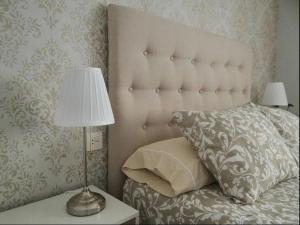 una camera da letto con un letto con una lampada su un tavolo di La Casita de Daise a Garachico